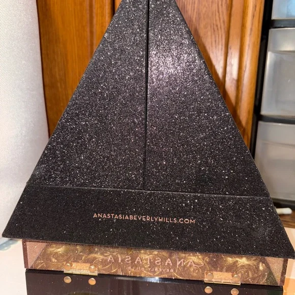 RAREAnastasia Beverly Hills Black Glitter Pyramid glitters Pr box